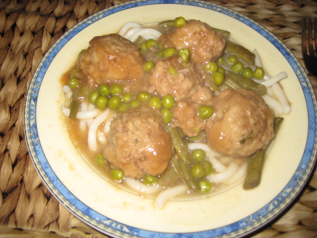 ALBÓNDIGAS CON FIDEOS UDÓN,GUISANTES Y JUDIAS VERDES.