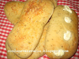 FOCCACIA DE ROMERO Y OREGANO CON VINO BLANCO