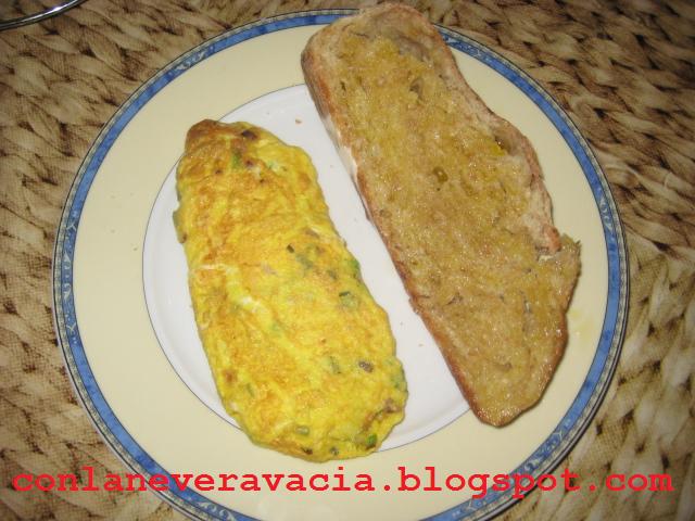 TORTILLA DE AJOS TIERNOS DEL HUERTO Y HUEVOS DE GALLINA DE CAMPO.