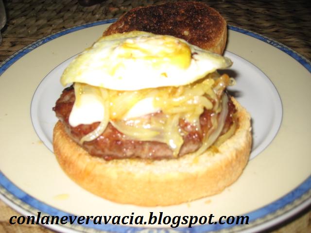 UN CAPRICHITO HAMBURGUESA CON CEBOLLA, QUESO Y HUEVO FRITO