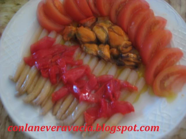 ENSALADA DE TOMATE, ESPÁRRAGOS Y MEJILLONES