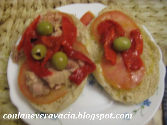 BOCADILLO DE ATÚN CON TOMATE, PIMIENTO ASADO Y OLIVAS