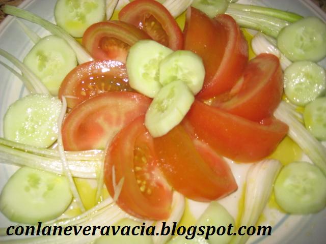 ENSALADA DE TOMATE, PEPINO Y CEBOLLA FRESCA.