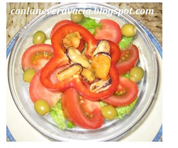 ENSALADA DE TOMATE, LECHUGA Y MEJILLONES