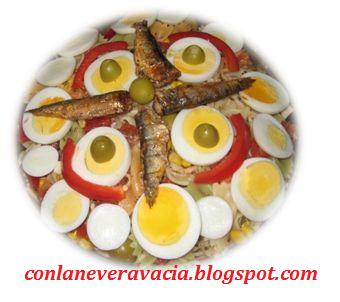 ENSALADA DE LAZOS TRES COLORES CON SARDINAS Y HUEVO DURO