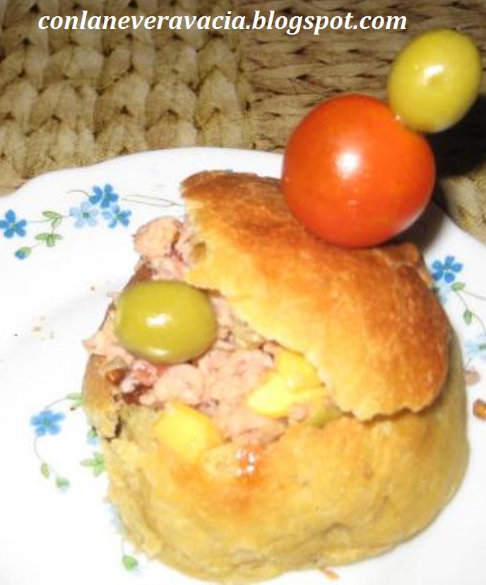 ENSALADA DE TOMATE EN NIDO DE PAN TRITORDEUM DE TOMATE Y ALBAHACA