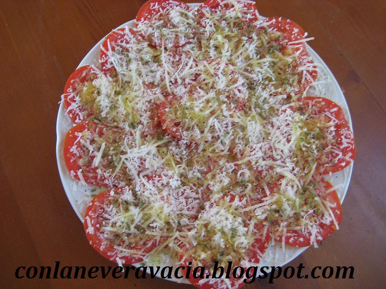 CARPACCIO DE TOMATE, PARMESANO Y ORÉGANO.