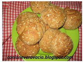 PANECILLOS CON HARINA INTEGRAL ECOLÓGICA, TRITORDEUM, COPOS DE AVENA Y SEMILLAS DE SESAMO NEGRO.