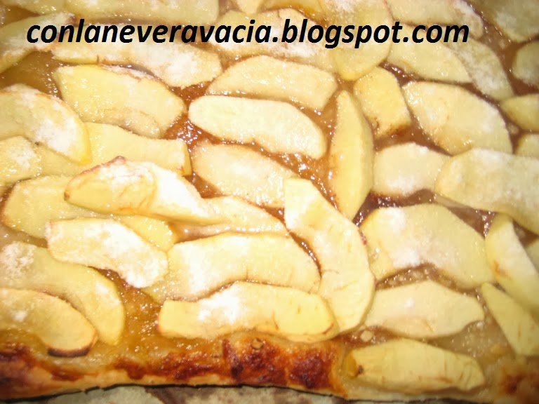 COCA DE HOJALDRE DE MANZANA Y MERMELADA DE ALBARICOQUE