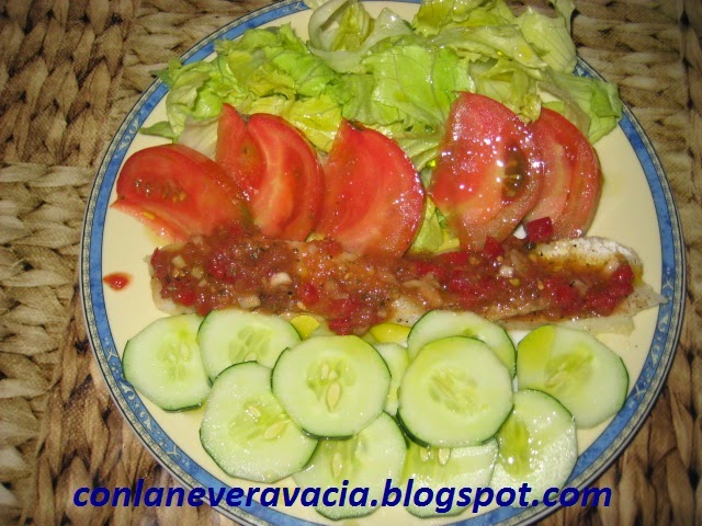 ENSALADA DE TOMATE, PEPINO Y MERLUZA