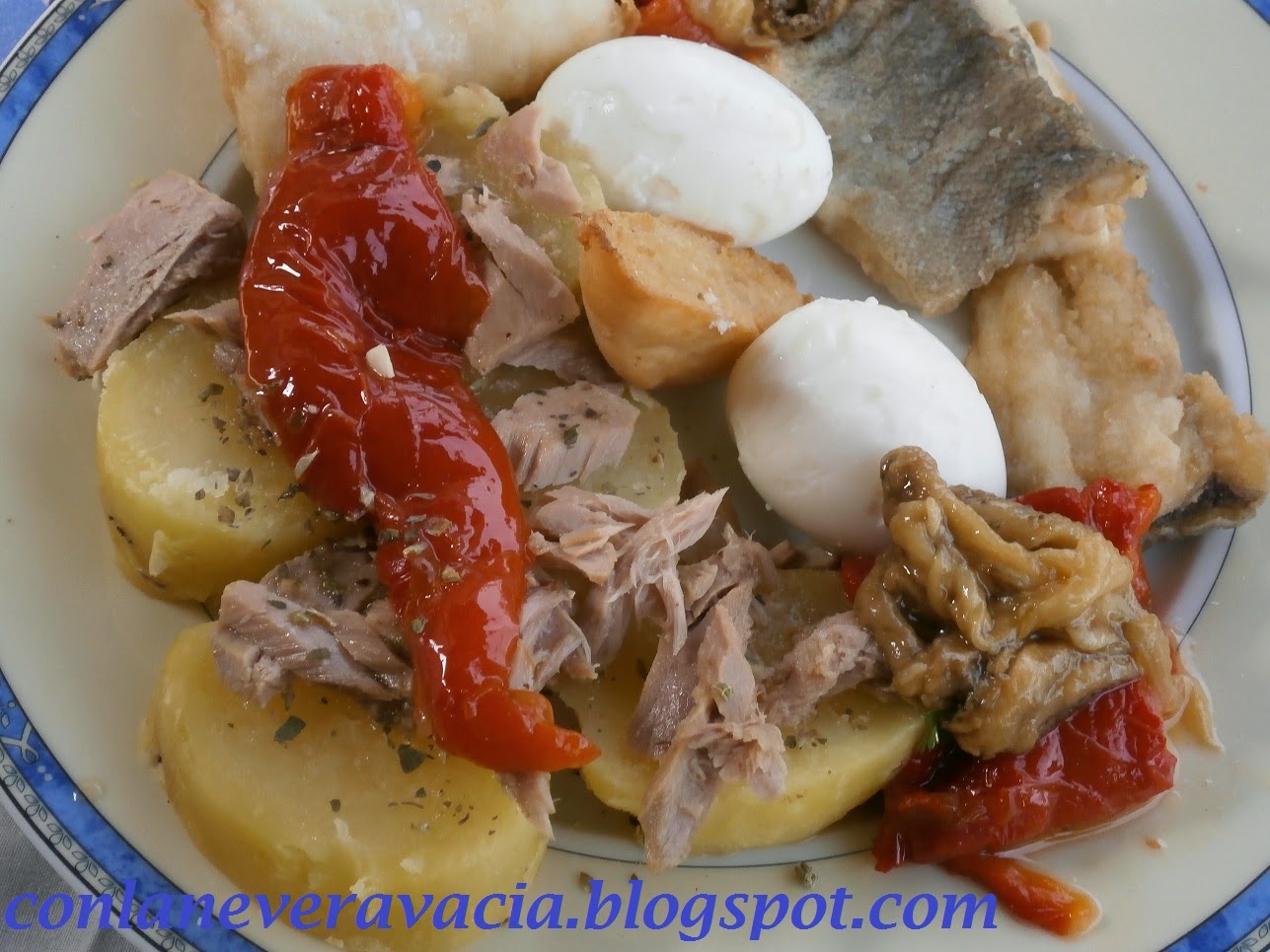 BACALAO FRITO CON ENSALADA DE PATATA Y ESCALIVADA