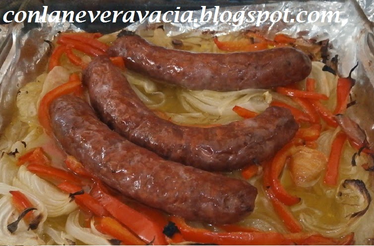 LONGANIZA AL HORNO CON CEBOLLA Y PIMIENTO ROJO