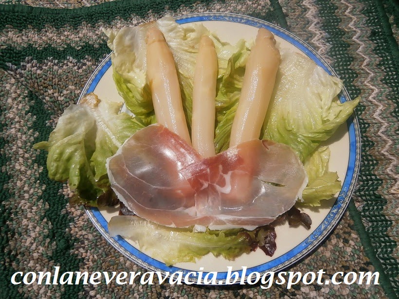 ENSALADA DE ESPÁRRAGOS Y JAMÓN SALADO