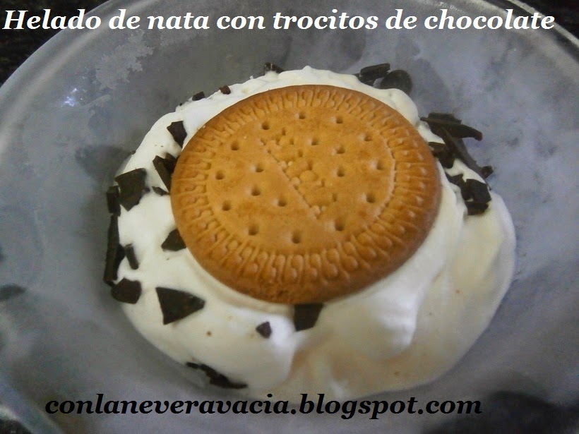 HELADO DE NATA CON TROCITOS DE CHOCOLATE Y GALLETA MARÍA