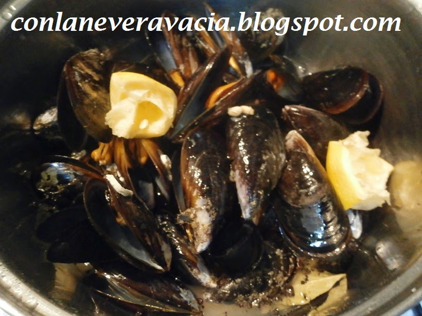 LAVAR Y COCER MEJILLONES